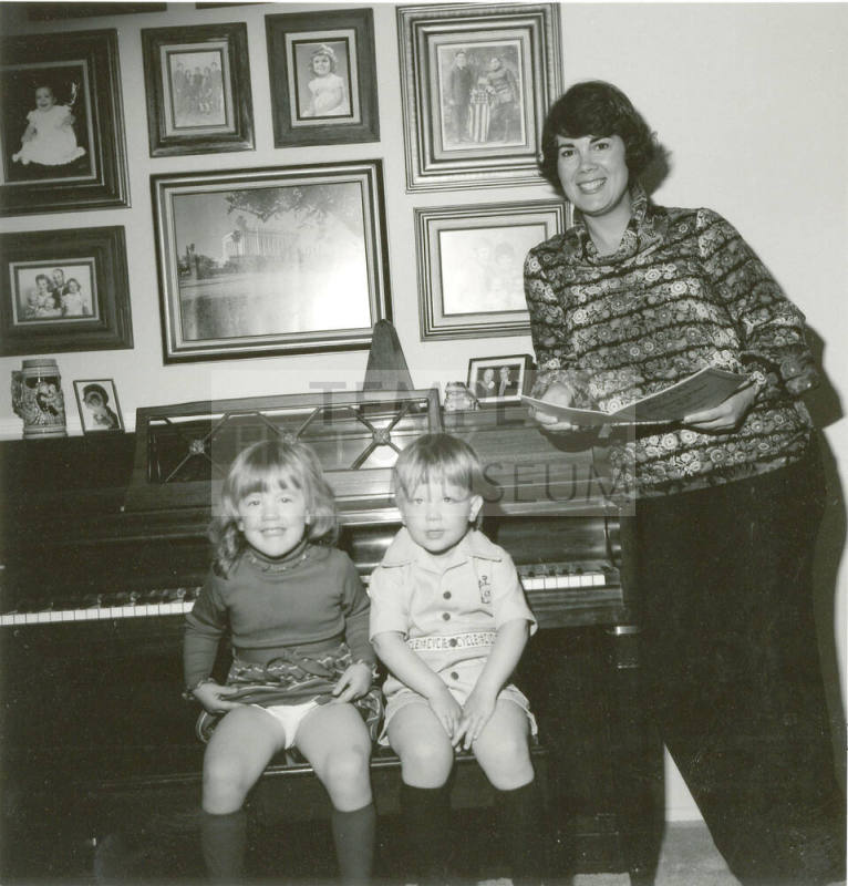 Vocalist Mom and Accompanying Kids (1 of 5)