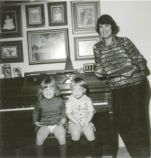 Vocalist Mom and Accompanying Kids (1 of 5)