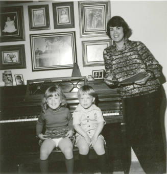 Vocalist Mom and Accompanying Kids (1 of 5)