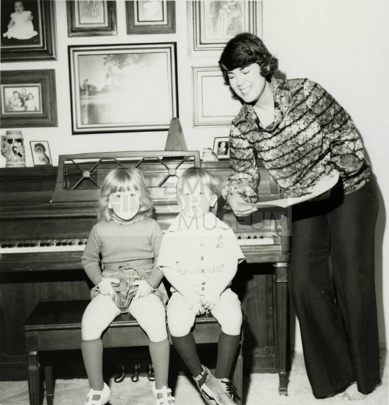 Vocalist Mom and Accompanying Kids (2 of 5)