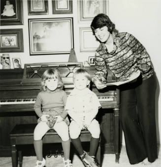 Vocalist Mom and Accompanying Kids (2 of 5)