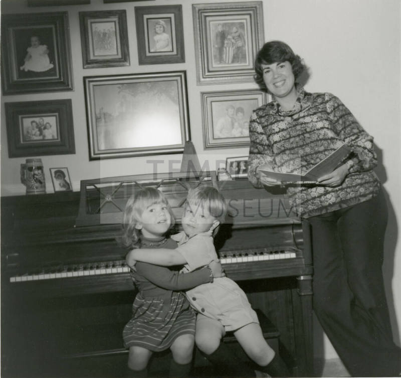 Vocalist Mom and Accompanying Kids (3 of 5)