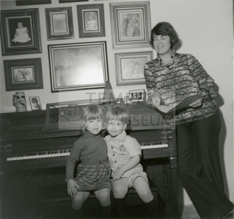 Vocalist Mom and Accompanying Kids (4 of 5)