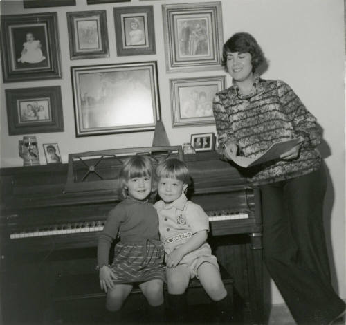 Vocalist Mom and Accompanying Kids (4 of 5)