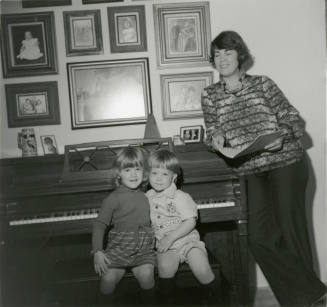 Vocalist Mom and Accompanying Kids (4 of 5)