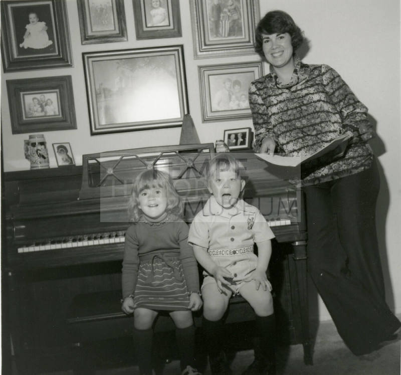 Vocalist Mom and Accompanying Kids (5 of 5)