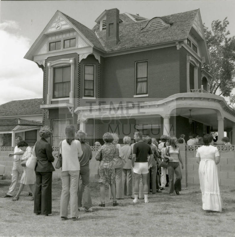 Lots Of Curious People - Tempe Daily News - April 17, 1978
