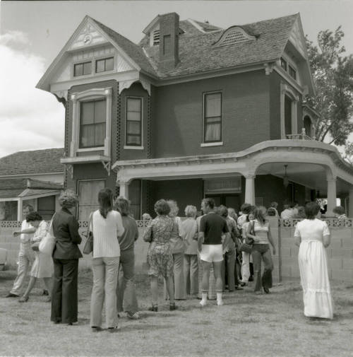 Lots Of Curious People - Tempe Daily News - April 17, 1978
