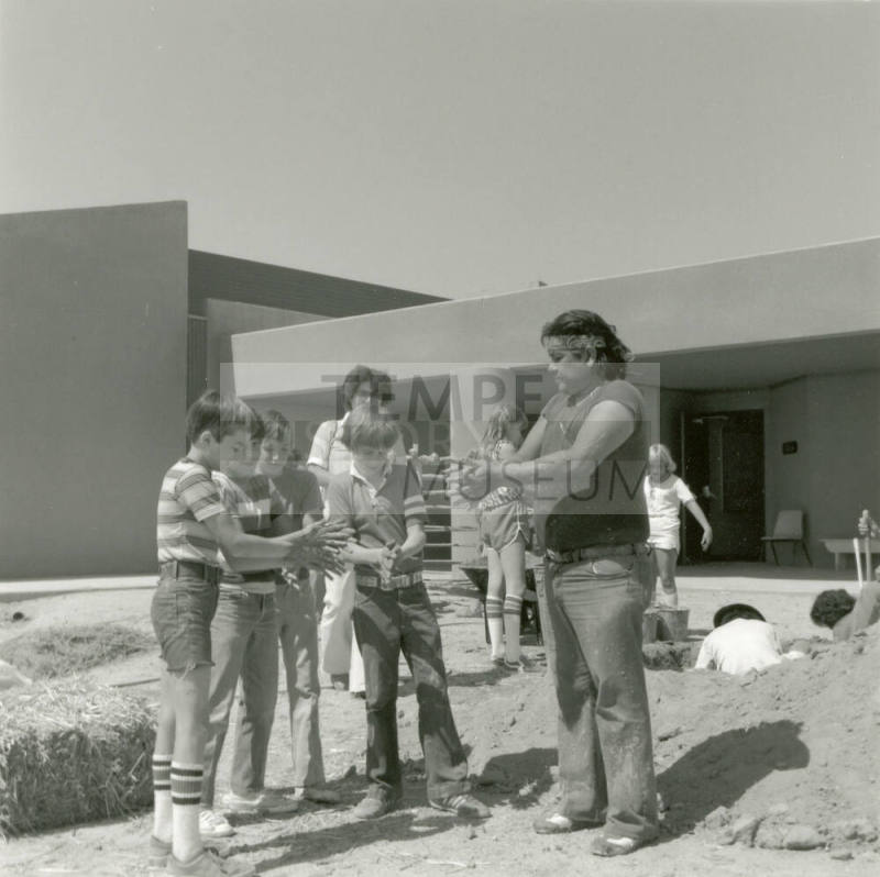 Messy - But Fun. - Tempe Daily News, April 20 1978