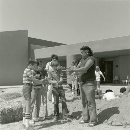 Messy - But Fun. - Tempe Daily News, April 20 1978