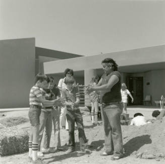 Messy - But Fun. - Tempe Daily News, April 20 1978