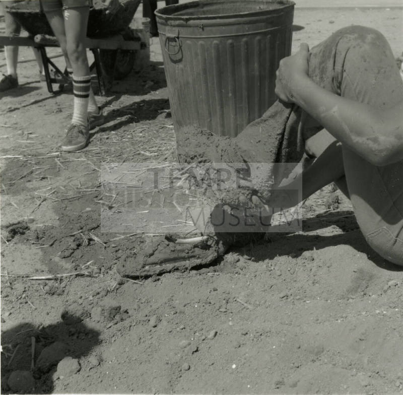 Digging Right In. - Tempe Daily News, April 20 1978