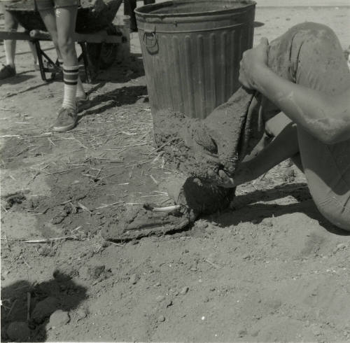 Digging Right In. - Tempe Daily News, April 20 1978