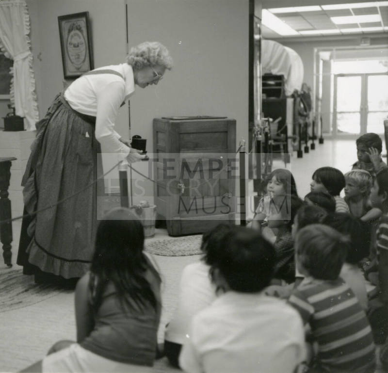 Rapt Audience. - Tempe Daily News, July 3 1978