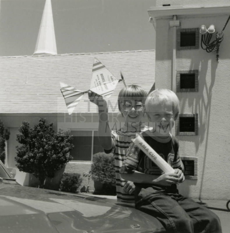 Getting Ready To Fly 'Em. - Tempe Daily News, July 12 1978