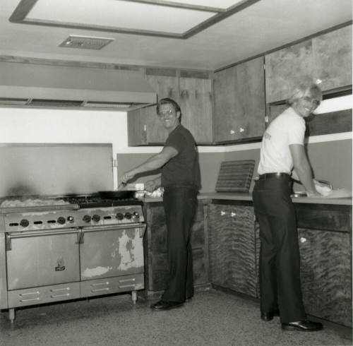 They Eat Pretty Good Too! - Tempe Daily News - August 26, 1978