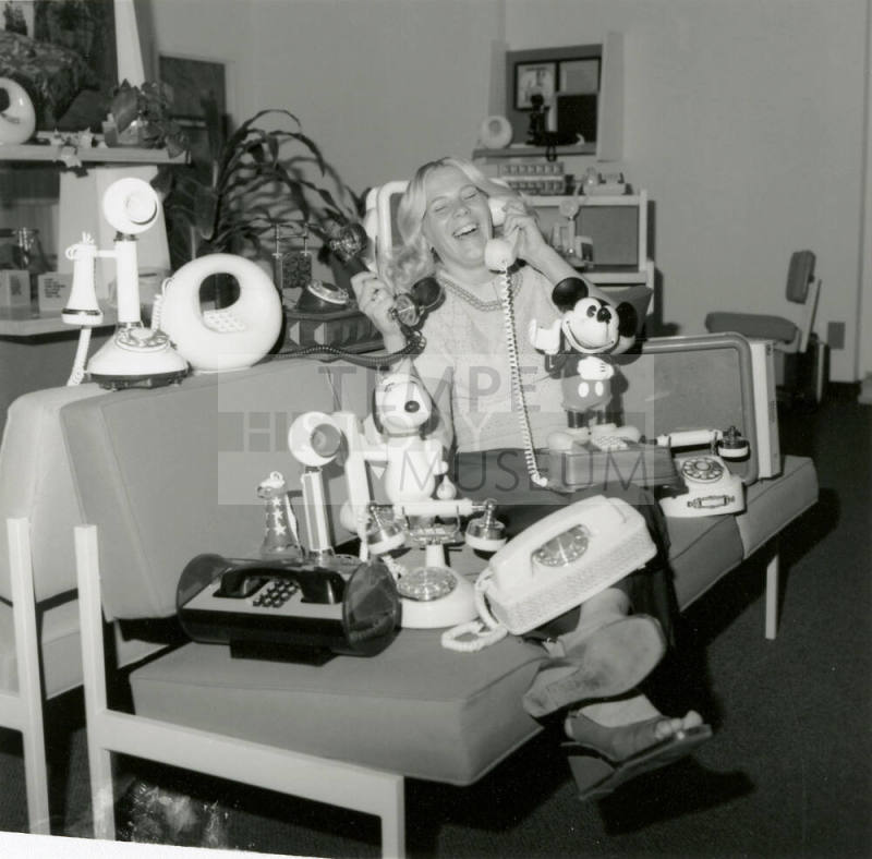 So Many Ways To Say Hello. - Tempe Daily News, October 1978