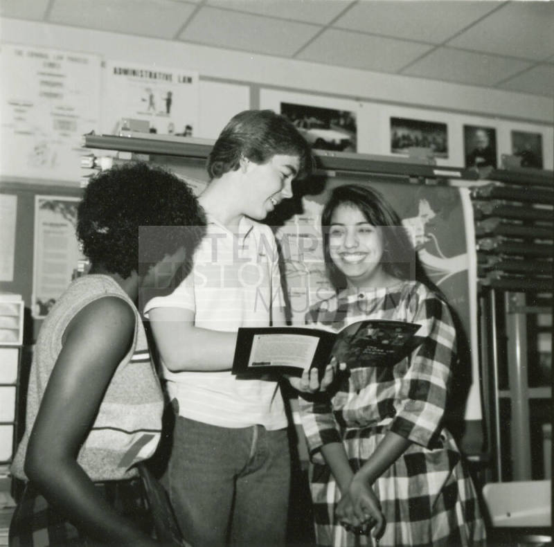 Close-Up - Tempe Daily News, November 26 1984