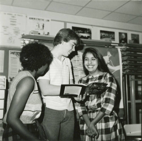 Close-Up - Tempe Daily News, November 26 1984
