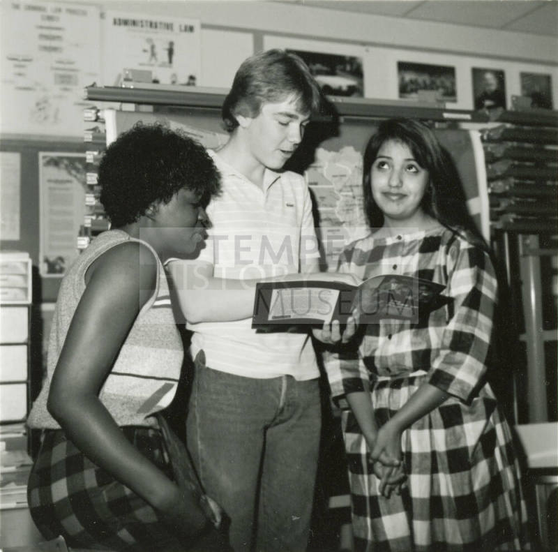 Close-Up - Tempe Daily News, November 26 1984
