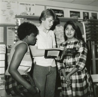 Close-Up - Tempe Daily News, November 26 1984