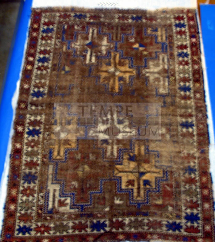 Woven jute rug in Indian design with fringed ends
