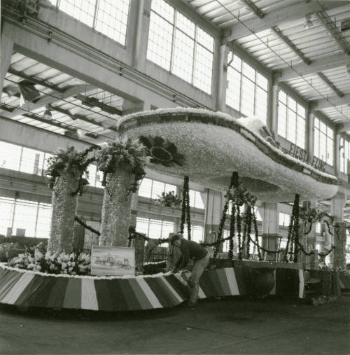 Fiesta Bowl parade to have 42 floats. - Tempe Daily News, December 28 1984