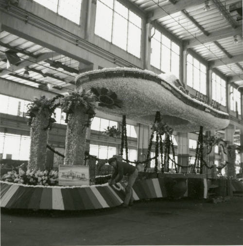 Fiesta Bowl parade to have 42 floats. - Tempe Daily News, December 28 1984