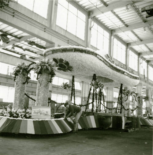 Fiesta Bowl parade to have 42 floats. - Tempe Daily News, December 28 1984