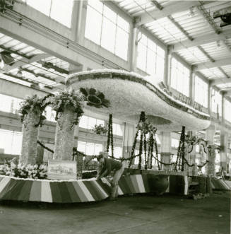 Fiesta Bowl parade to have 42 floats. - Tempe Daily News, December 28 1984