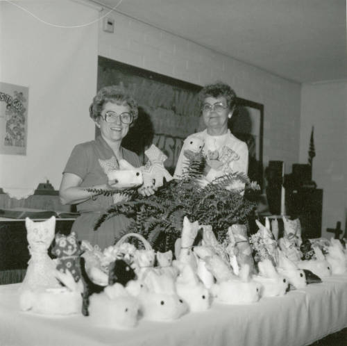 Gingham dogs and calico cats - Tempe Daily News - April 20, 1985