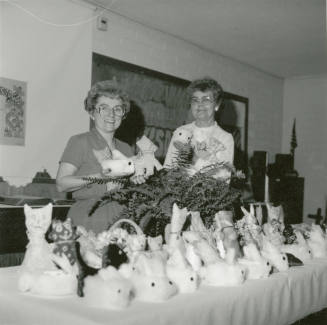 Gingham dogs and calico cats - Tempe Daily News - April 20, 1985
