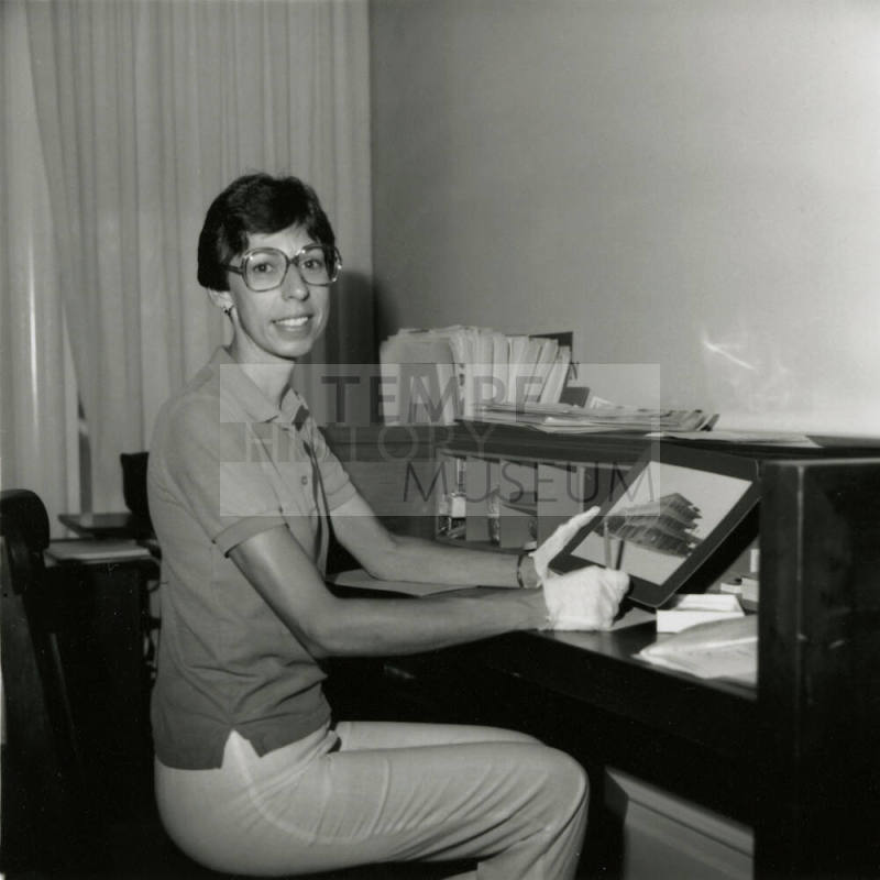 Tempean helps keep old photos from fading away - Tempe Daily News - September 5, 1985