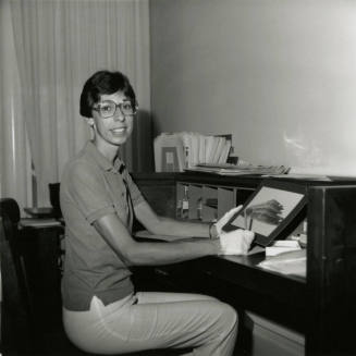 Tempean helps keep old photos from fading away - Tempe Daily News - September 5, 1985
