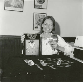 Tempean finds missing peices of silver for others - Tempe Daily News - September 27, 1985 - (1 of 2)