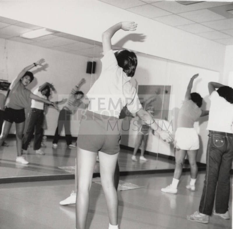 Looking Good - Tempe Daily News - October 23, 1985 - (2 of 2)