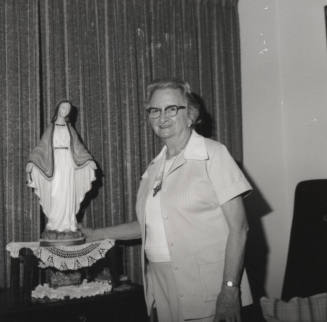 Women form 'living rosary' - Tempe Daily News - October 12, 1985