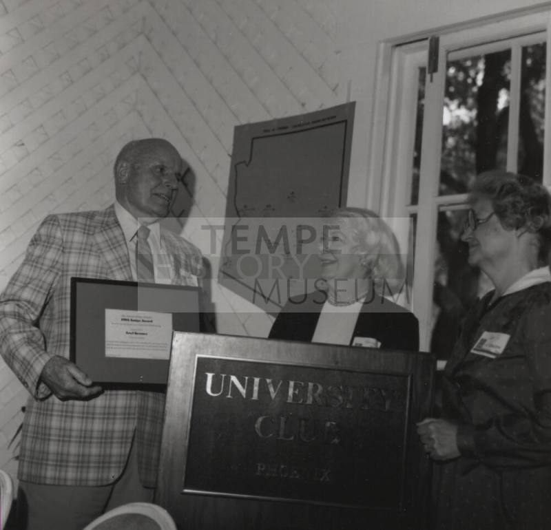 Tempean is Friend of public libraries in two languages now - Tempe Daily News - October 15, 1985