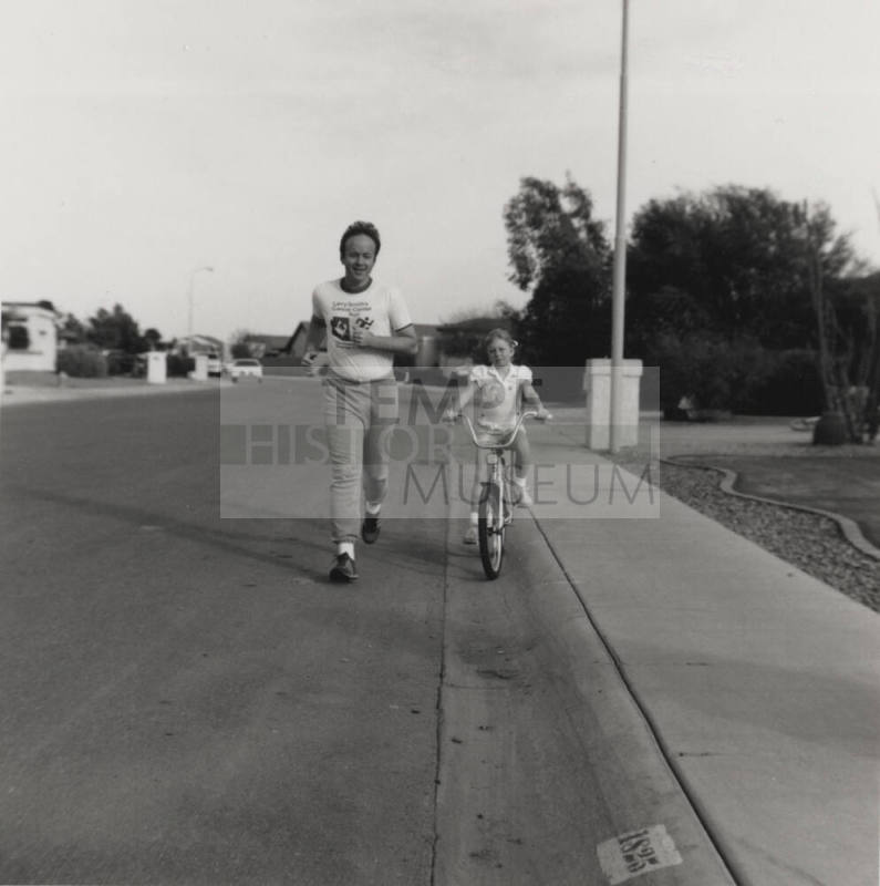 Fun runner has serious goal. - Tempe Daily News, November 14 1985