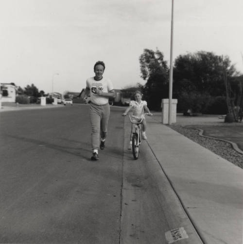 Fun runner has serious goal. - Tempe Daily News, November 14 1985