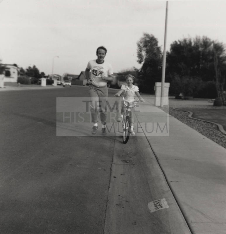 Fun runner has serious goal. - Tempe Daily News, November 14 1985