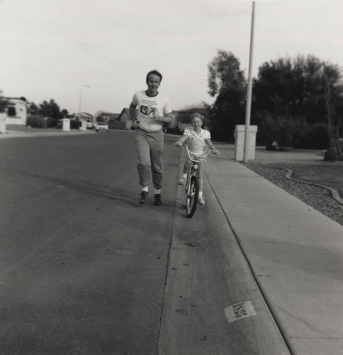 Fun runner has serious goal. - Tempe Daily News, November 14 1985