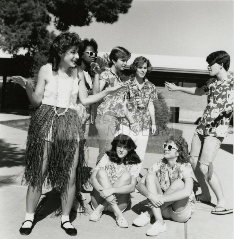 Tempe students 'psyche up' for rival game. - Tempe Daily News, November 9 1985