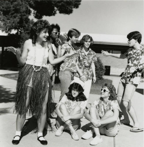 Tempe students 'psyche up' for rival game. - Tempe Daily News, November 9 1985