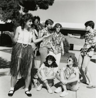 Tempe students 'psyche up' for rival game. - Tempe Daily News, November 9 1985