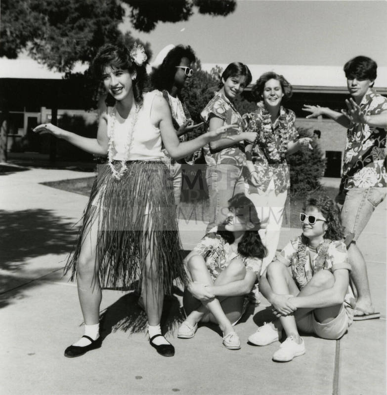 Tempe students 'psyche up' for rival game. - Tempe Daily News, November 9 1985