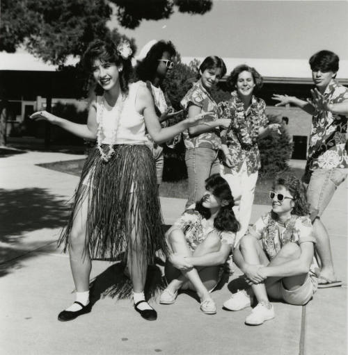 Tempe students 'psyche up' for rival game. - Tempe Daily News, November 9 1985