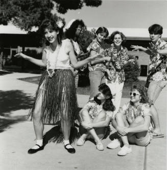 Tempe students 'psyche up' for rival game. - Tempe Daily News, November 9 1985
