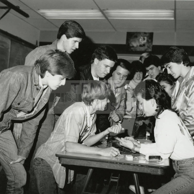 Corona del Sol High school advanced biology learns survival skills - Tempe Daily News, December 14 1985