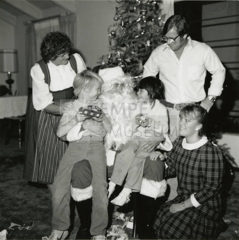 Santa comes to town for Escalante Community Center area - Tempe Daily News, November 18 1985